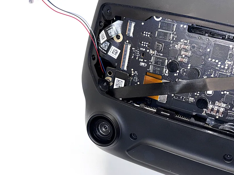 Guiding the ribbon cable through the gap